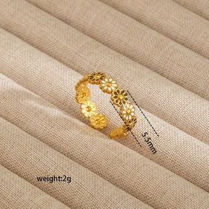 Detail view of gold-plated daisy ring showing 5.5mm width and enamel floral design
