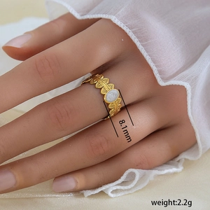 Anillo de acero inoxidable bañado en oro 18K con hojas y relieve floral de 8,1 mm