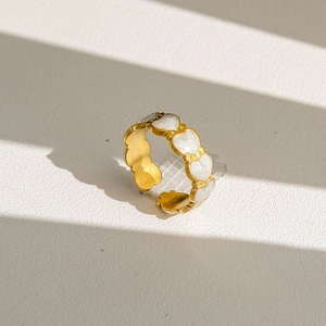 Détail de la bague coeur dorée avec incrustation résine pailletée et texture brossée