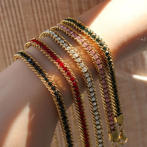 Bracelets élégants en acier titane doré pour femmes avec strass colorés sur une chaîne maille