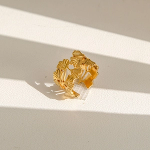 Vue macro de la bague en feuille de ginkgo dorée avec un design évidé et nervures