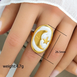 Vergoldeter Edelstahlring mit weißem Emaille, Sichelmond und Sternen-Design