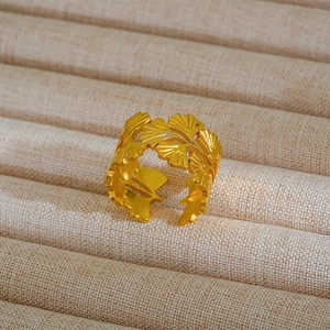 Anello aperto in acciaio inossidabile dorato con foglia di ginkgo e finitura spazzolata