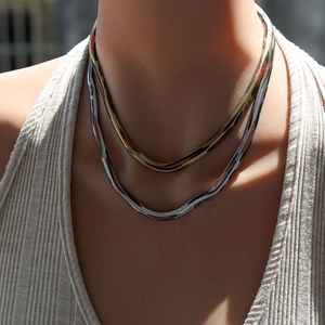 Detalle de collar de cadena de serpiente de varias capas con acabado metálico