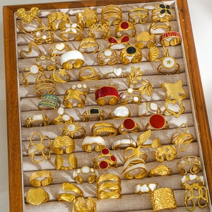 Collezione di anelli aperti in acciaio inossidabile dorato con turchese e smalto