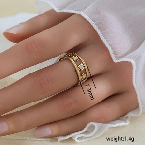 Vista detallada del anillo vintage dorado de 7,3mm con flores de esmalte blanco