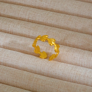 Macro dell'anello a foglia dorata regolabile con finitura opaca su vassoio gioielli