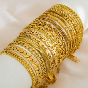 Colección de varias pulseras de cadena de acero inoxidable bañadas en oro de 18k