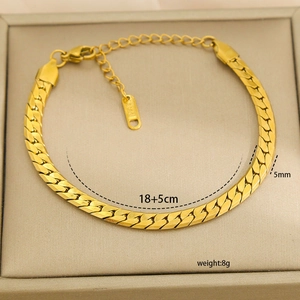 Detalle de pulsera de cadena plana de acero dorado de 5 mm con longitud ajustable de 18+5 cm