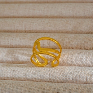 Dettaglio dell'anello a onde dorate con un design traforato minimalista e regolabile