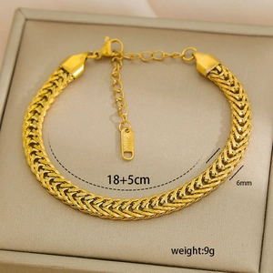 Detalle de pulsera de cadena de 6mm en acero chapado en oro 18k con medidas 18+5cm