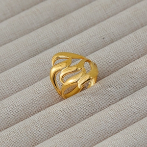 Vista macro dell'anello placcato oro 18k con motivo a onde su vassoio per gioielli