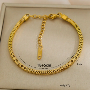 Vista macro de la pulsera de acero inoxidable chapada en oro de 18k con cierre de mosquetón y cadena