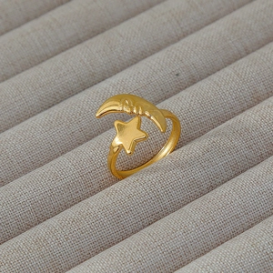 Dettaglio dell'anello aperto placcato oro 18k con rilievo celeste di luna e stella