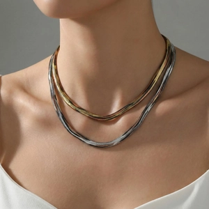 Collar minimalista de doble capa con cadenas planas en tonos oro, plata y oro rosa