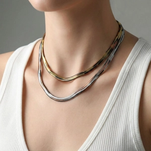Elegante conjunto de collares de cadena de serpiente plana en tonos plateado y tricolor