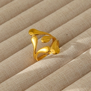 Vista dettagliata dell'anello in acciaio inossidabile placcato oro 18k con foglia