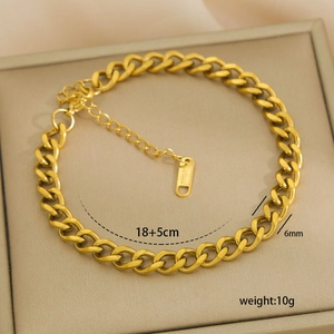 Detalle de la pulsera de cadena cubana de acero inoxidable de 18k con etiqueta de tamaño y peso