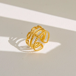 Vue de dessus d'une bague ajustable dorée à plusieurs couches avec perles et textures