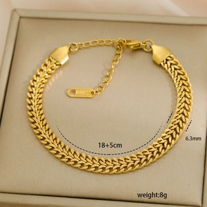 Detalle de pulsera de cadena de trigo bañada en oro 18k con medidas 18 más 5cm de largo