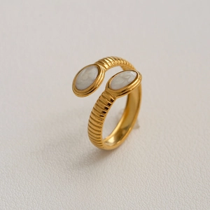 Bague soleil dorée avec deux incrustations de nacre ovale et anneau à texture rainurée