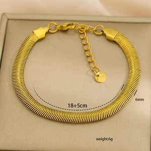 Detalle de pulsera de espiga de acero inoxidable en oro de 18k con ancho de 6mm y medidas