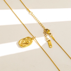 Macro di collana in acciaio inossidabile placcata oro 18K con ciondolo rosa a rilievo