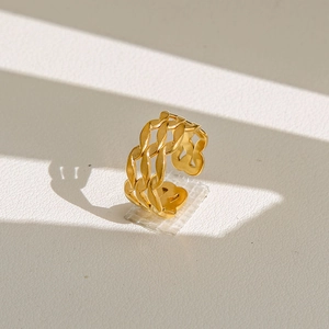 Vue détaillée de la texture tressée à trois rangées dorées sur la bague ajustable