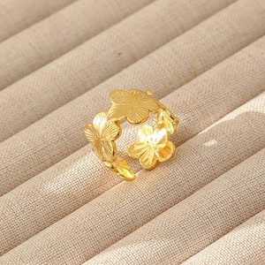 Dettaglio dell'anello a fiori in acciaio inossidabile placcato oro 18k con petali incisi