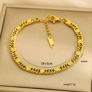 Vista detallada de la pulsera de cadena de acero inoxidable bañada en oro de 18 quilates