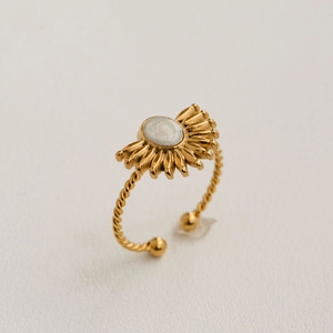 Bague réglable en acier doré avec anneau torsadé et motif de tournesol blanc élégant