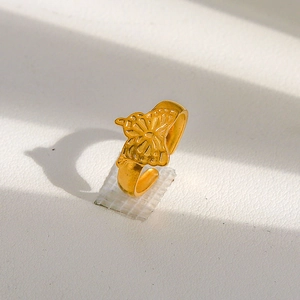 Vue détaillée d'une bague papillon en or mat avec texture métallique évidée élégante