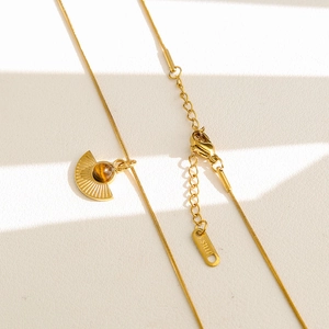 Dettaglio della collana a catena serpente in acciaio inossidabile 18K con occhio di tigre