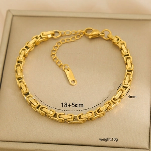 Detalle de cadena de acero inoxidable bañada en oro de 18k con 4mm de ancho y 18+5cm