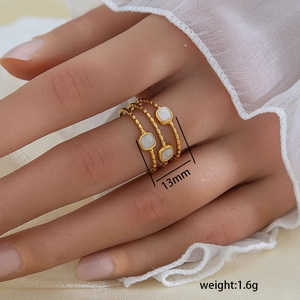 Anillo de tres capas chapado en oro de 18K con inserciones de nácar blanco cuadrado