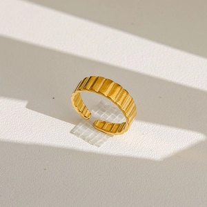 Macro de bague en acier inoxydable doré avec texture striée et design ouvert réglable