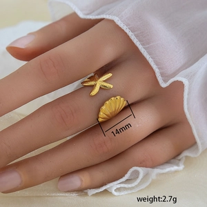 Anillo abierto retro de acero al titanio dorado con estrella de mar y caracola