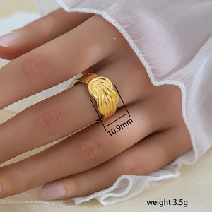 Anillo de acero de titanio chapado en oro vintage con elegante textura tejida en modelo