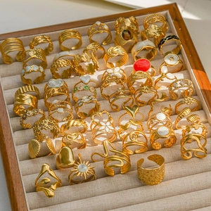 Ensemble de bagues dorées en acier inoxydable avec fleurs et perles dans un écrin
