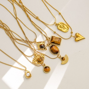 Collezione di collane placcate oro 18K con croce e pietre occhio di tigre vintage