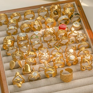 Collection de bagues dorées en acier inoxydable avec motifs fleurs et cœurs en coffret