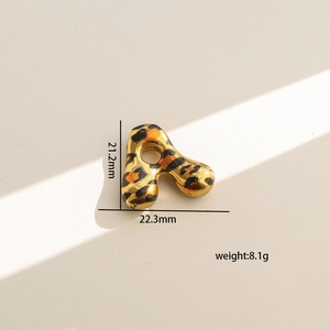 Detalle del colgante letra A en esmalte de leopardo con medidas de 21,2 mm x 22,3 mm