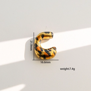 Detalle de pendientes de aro en C con estampado de leopardo, altura 21,9mm y peso 7,4g