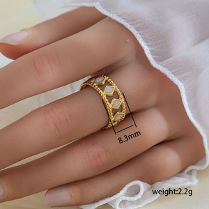 Detalle de anillo dorado vintage con incrustaciones blancas, ancho 8,3 mm y peso 2,2 g