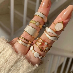 Set di anelli vintage larghi placcati oro in acciaio con motivi di luna e stelle