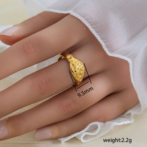 Anillo de hoja minimalista de acero bañado en oro 18K con textura martillada de 9,5mm