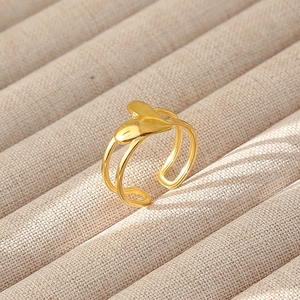 Dettaglio dell'anello a cuore placcato oro 18k con finitura lucida a specchio lucente