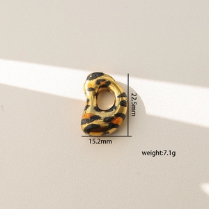 Vista macro con dimensiones 22,5x15,2 mm del colgante de leopardo en acabado dorado