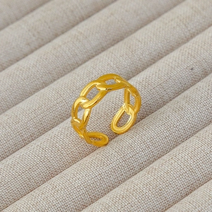 Dettaglio di un anello aperto in acciaio inossidabile placcato oro 18k a maglia cubana