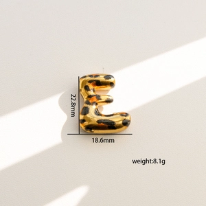 Vista macro de colgante letra E con estampado de leopardo 3D y medidas de 22,8x18,6 mm